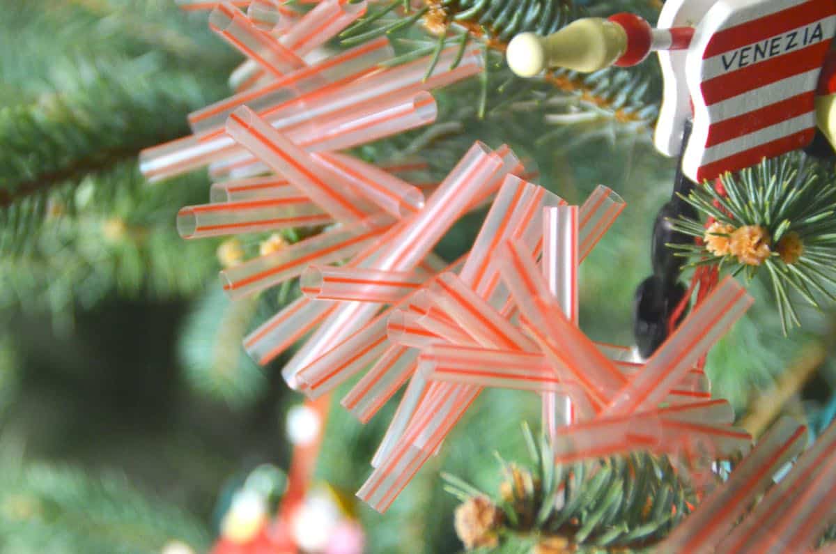 Easy Christmas garland using plastic drinking straws.