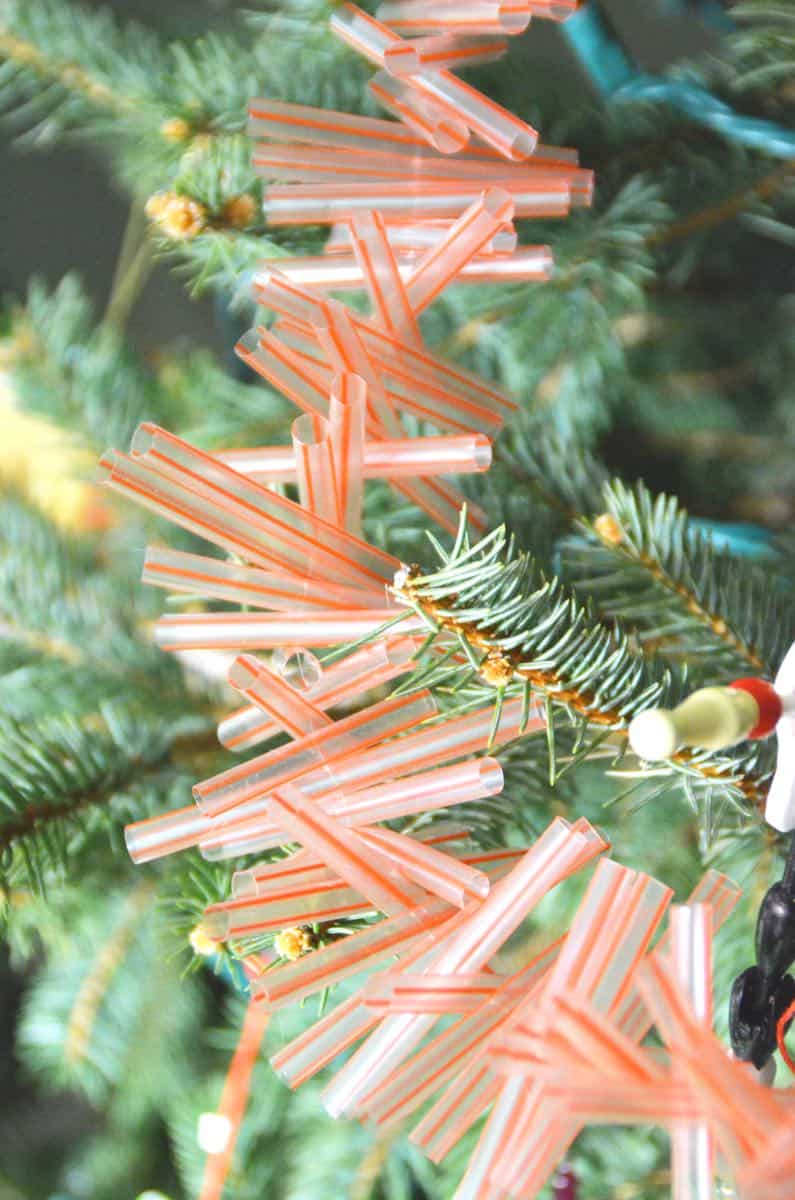 Easy Christmas garland using plastic drinking straws.