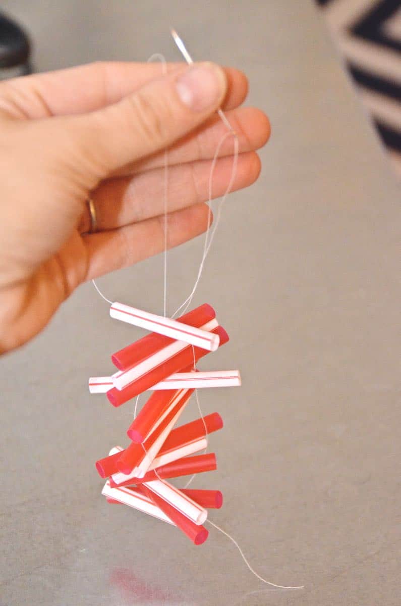 Easy Christmas garland using plastic drinking straws.