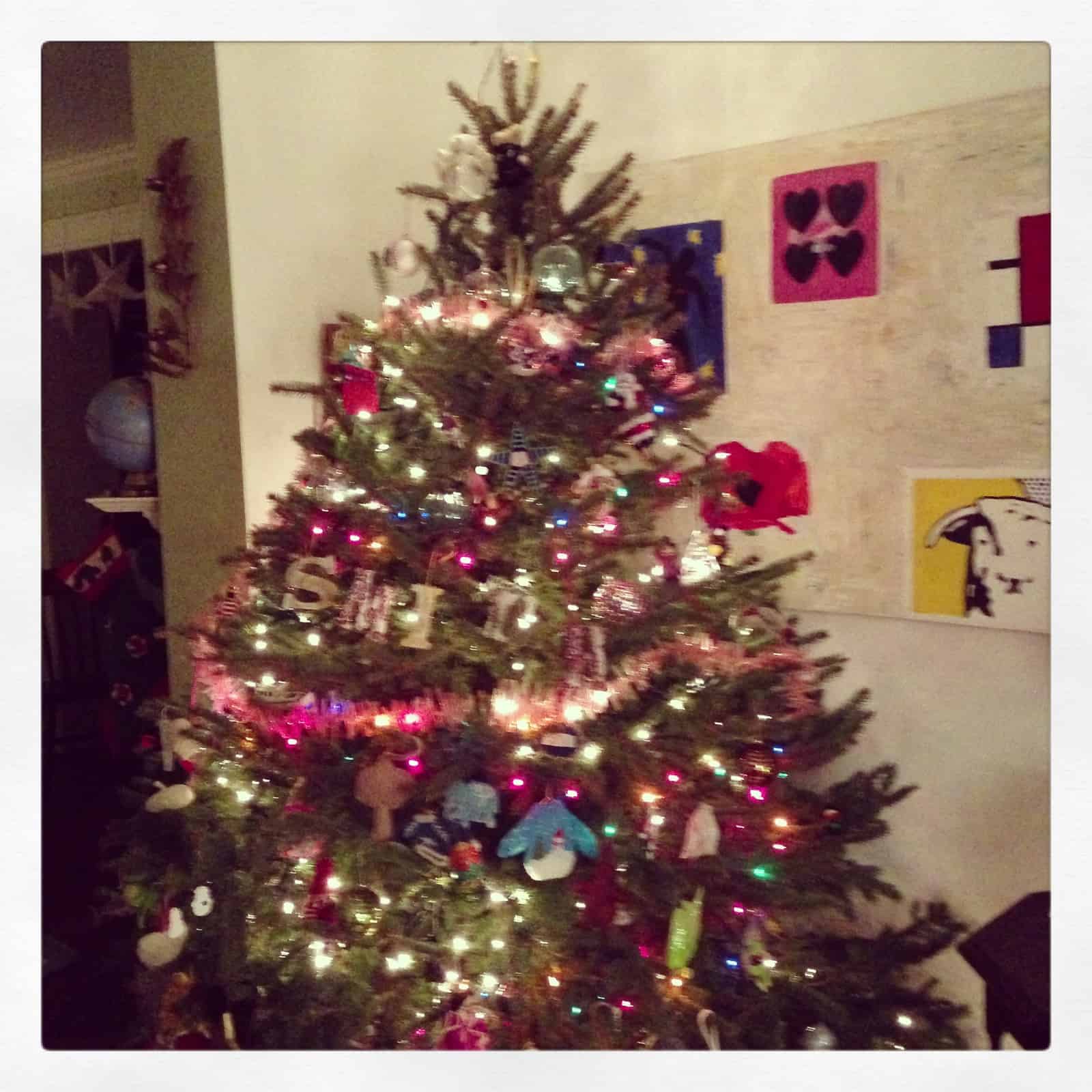 Easy Christmas garland using plastic drinking straws.