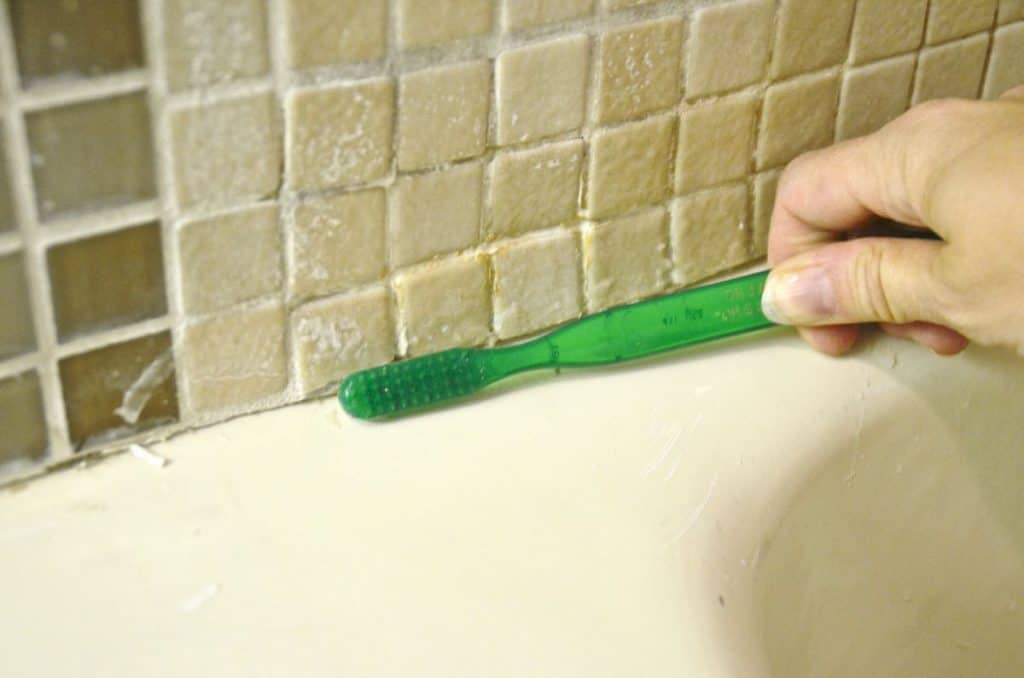 howtoreplacedirtybathroomcaulk8 At Charlotte's House