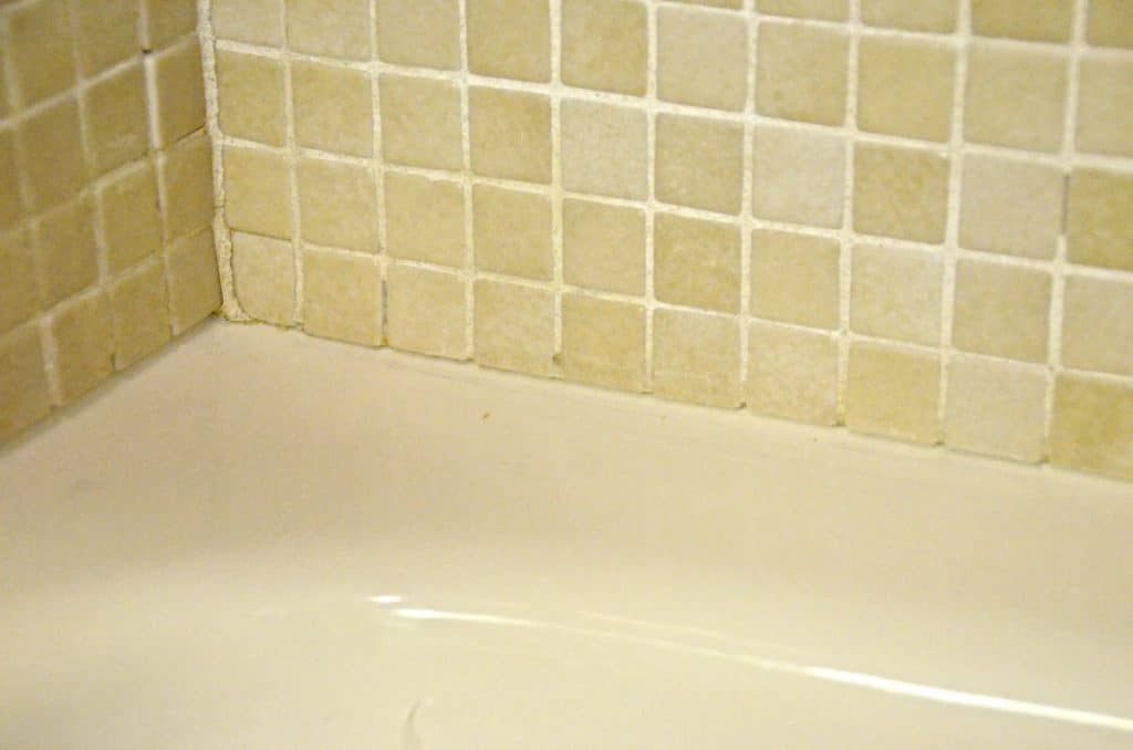 howtoreplacedirtybathroomcaulk9 At Charlotte's House