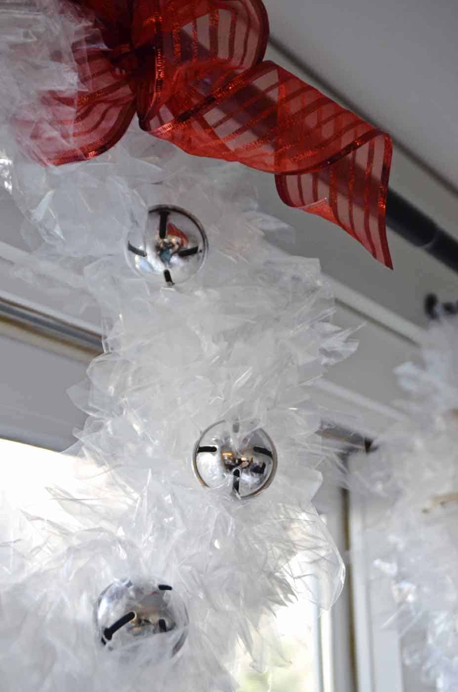 Use plastic sandwich bags to make these fun unexpected Christmas wreaths.