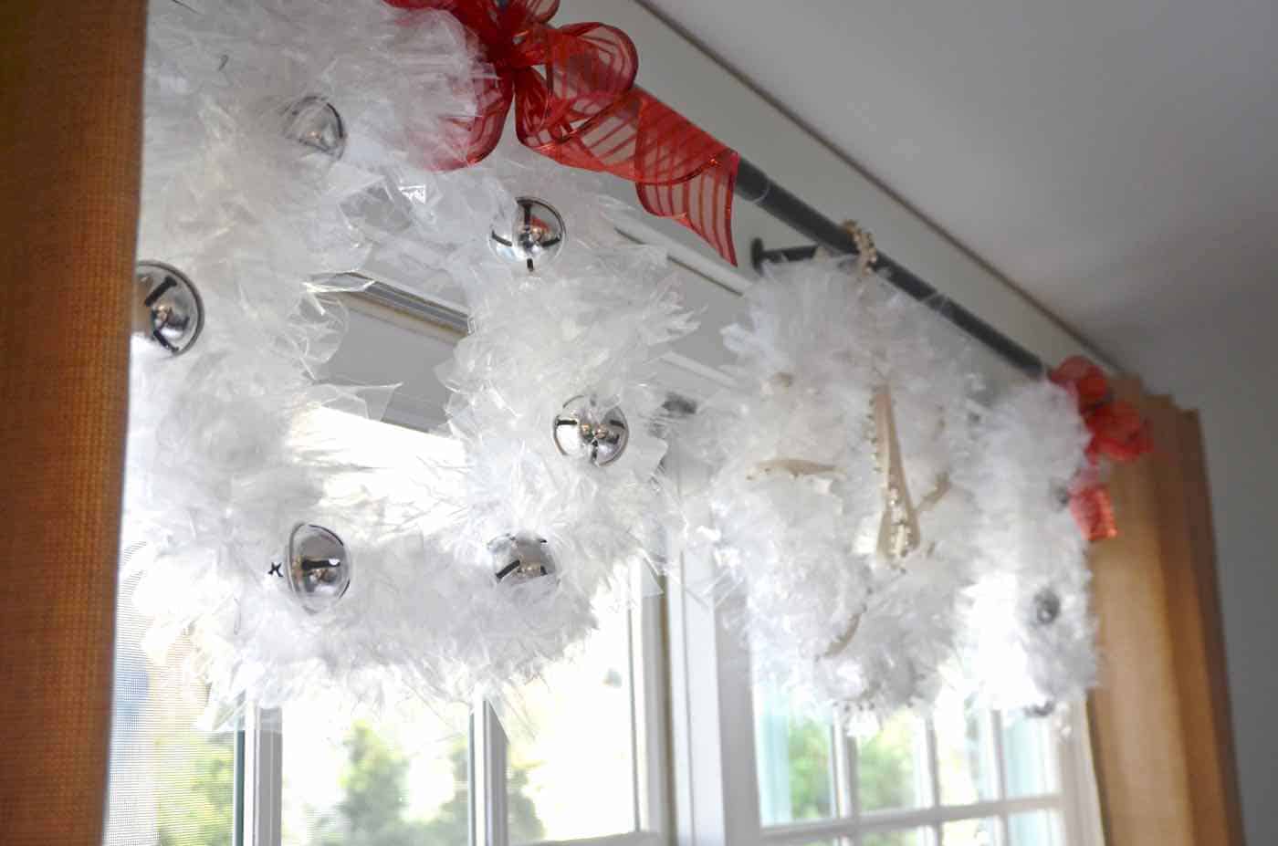 Use plastic sandwich bags to make these fun unexpected Christmas wreaths.