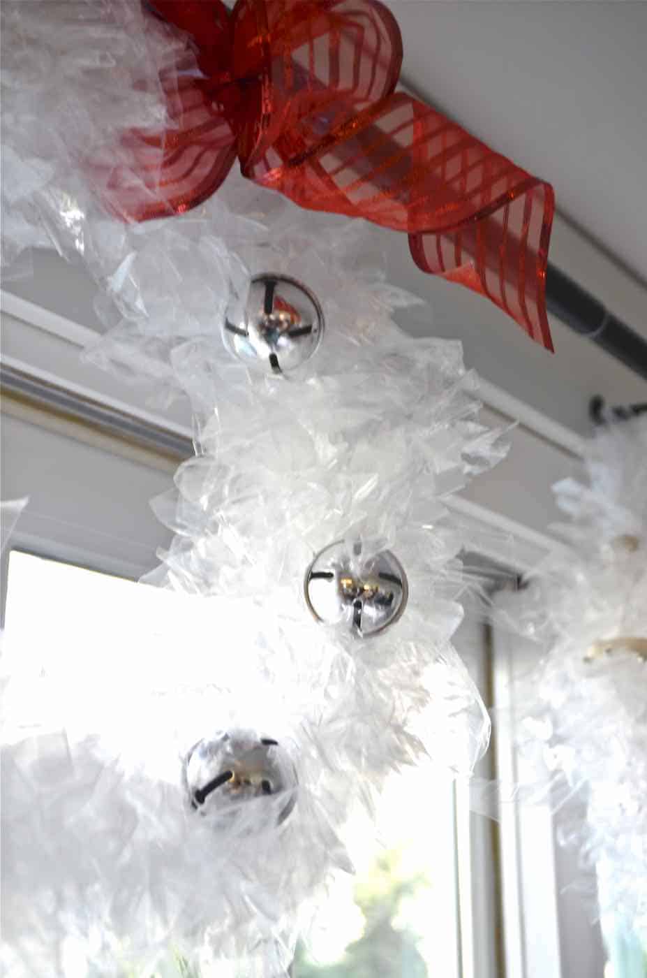 Use plastic sandwich bags to make these fun unexpected Christmas wreaths.