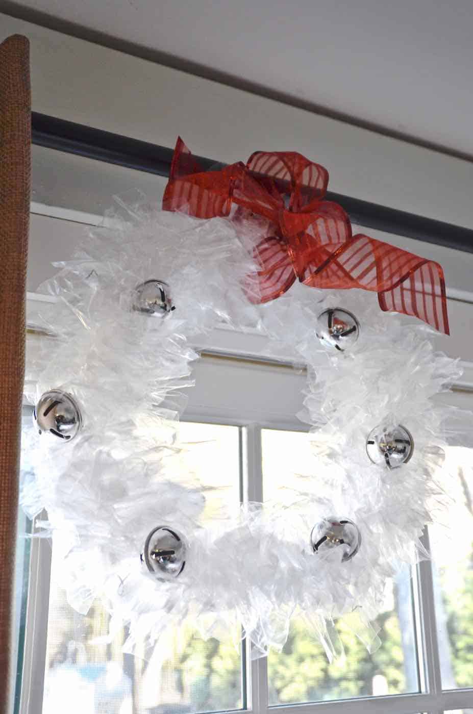 Use plastic sandwich bags to make these fun unexpected Christmas wreaths.