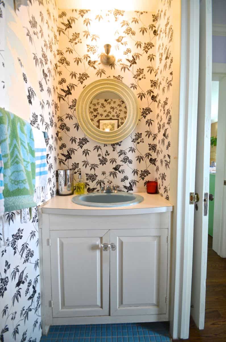 Paint a sink to look new and updated without spending a dime on plumbing.