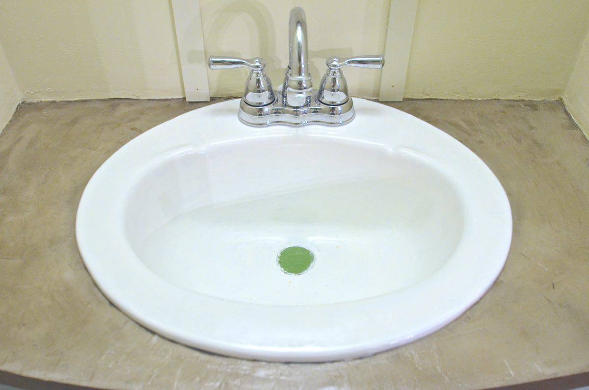 Paint a sink to look new and updated without spending a dime on plumbing.
