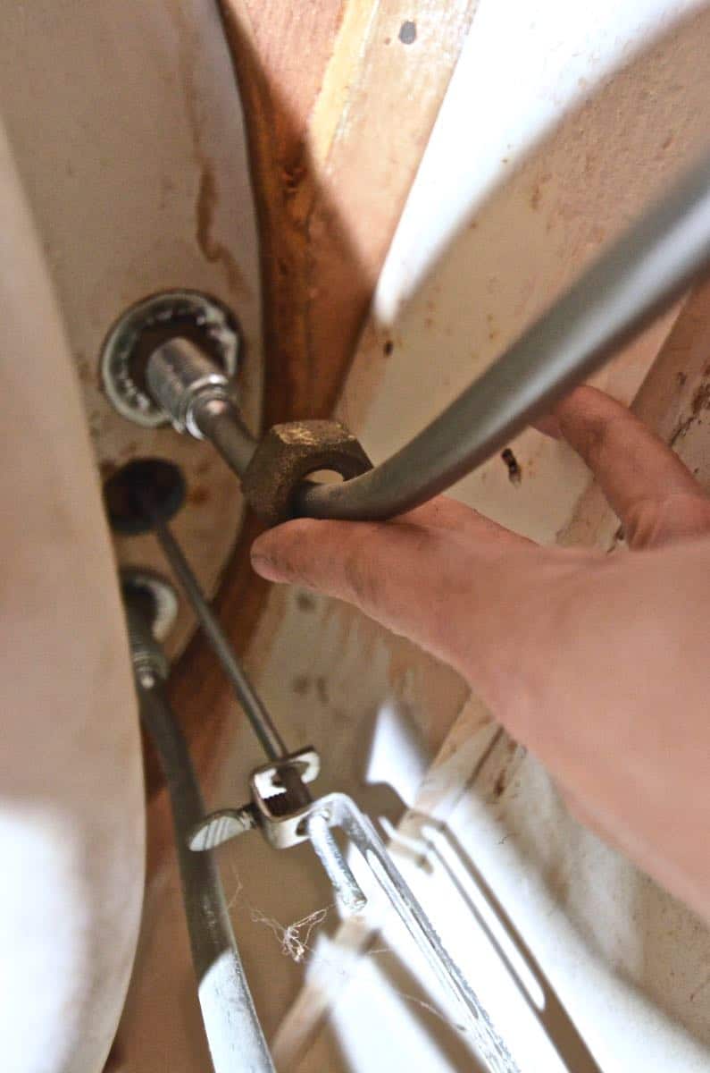 Paint a sink to look new and updated without spending a dime on plumbing.