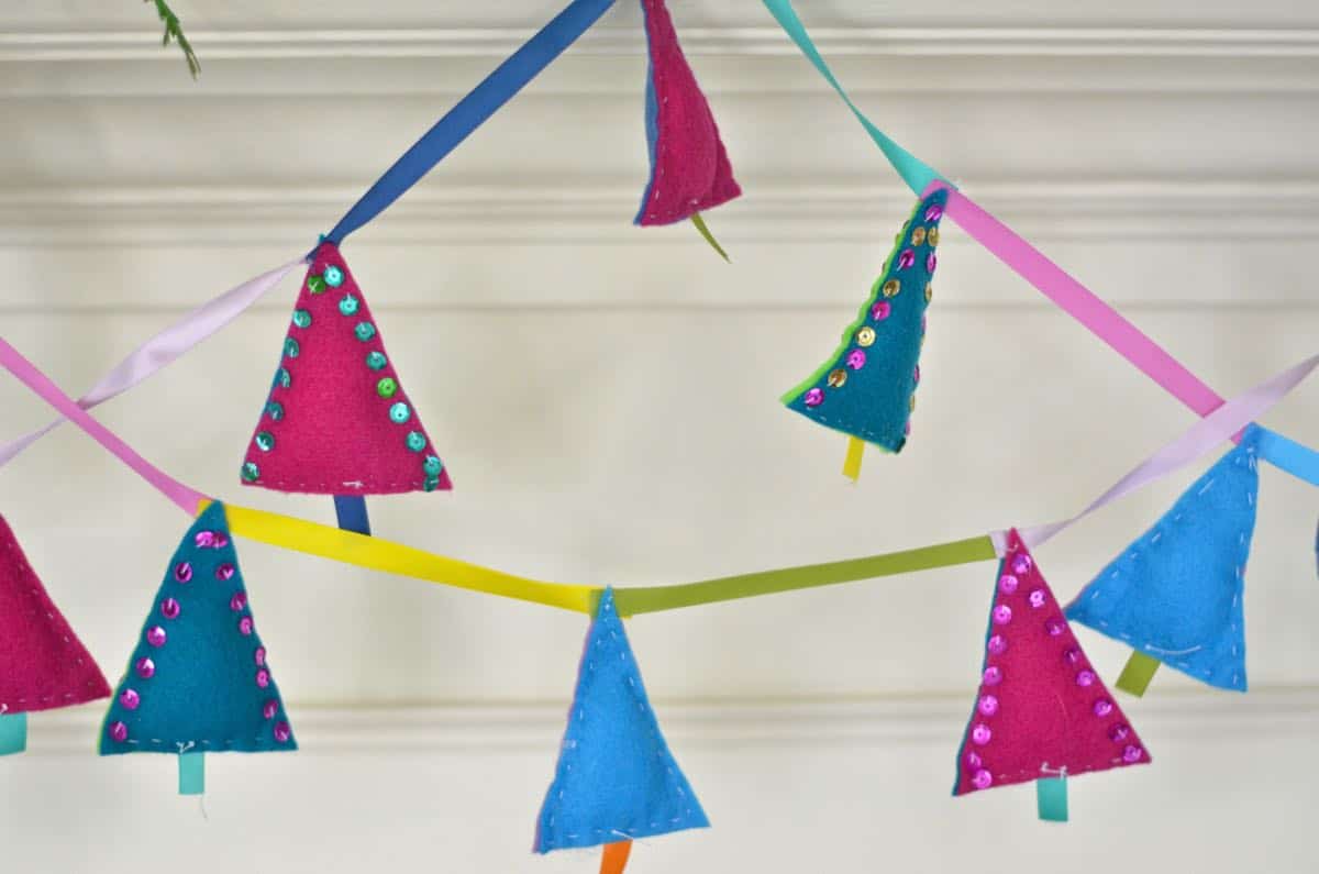 DIY Christmas Tree garland with felt and sequins.