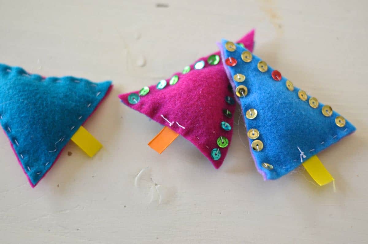 DIY Christmas Tree garland with felt and sequins.