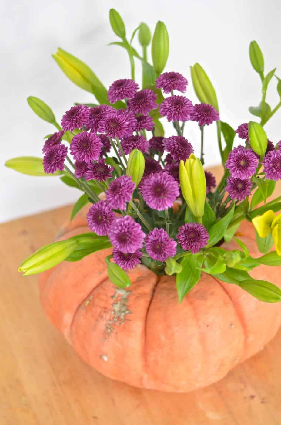 Easy and inexpensive Thanksgiving tablescape ideas.