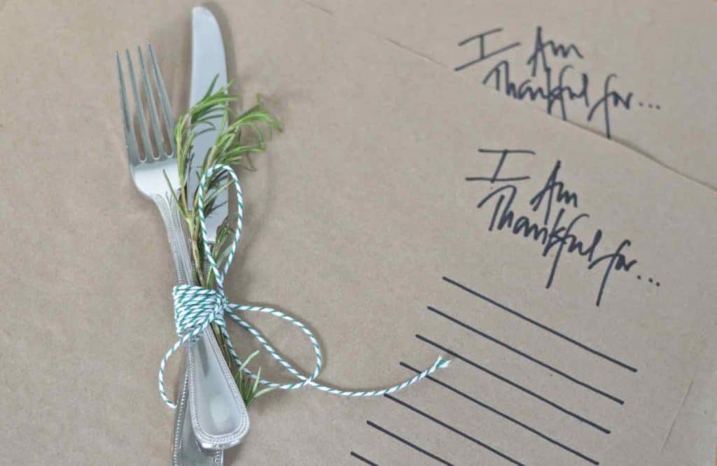Easy and inexpensive Thanksgiving tablescape ideas.