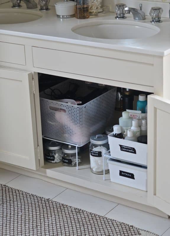 ways to organized clutter in vanity