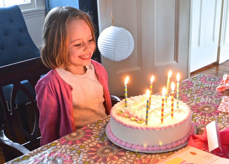 Fun arts and crafts birthday party with colorful decorations.