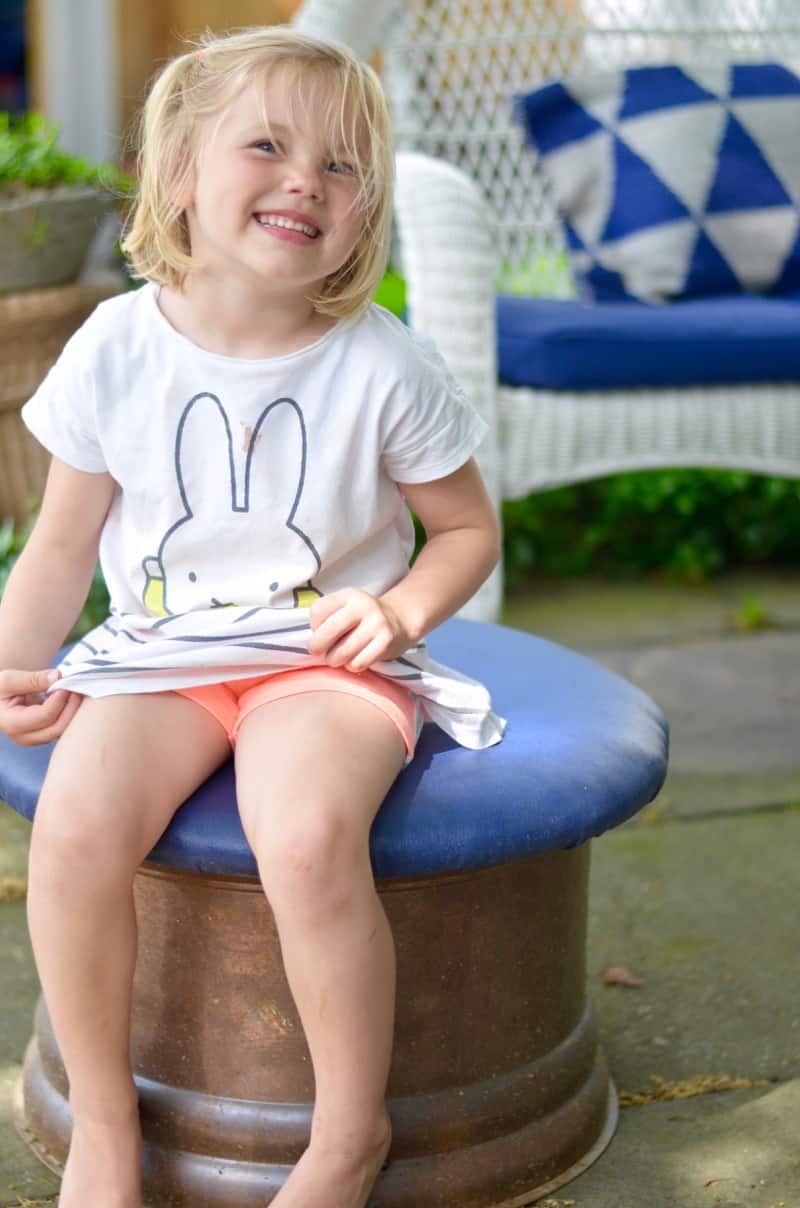 How to makeover patio cushions by painting them with regular ol’ latex paint.