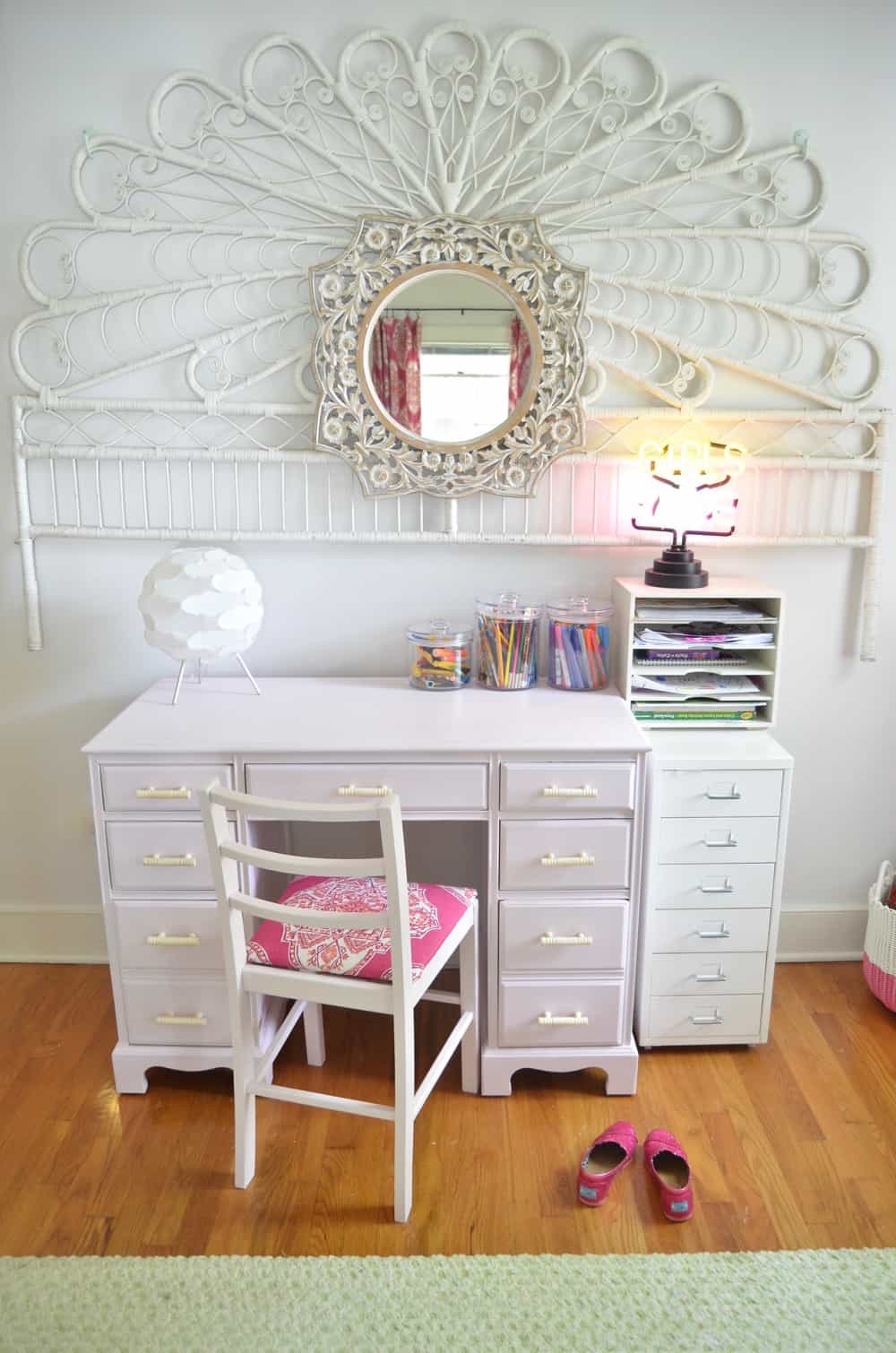 girls room with desk