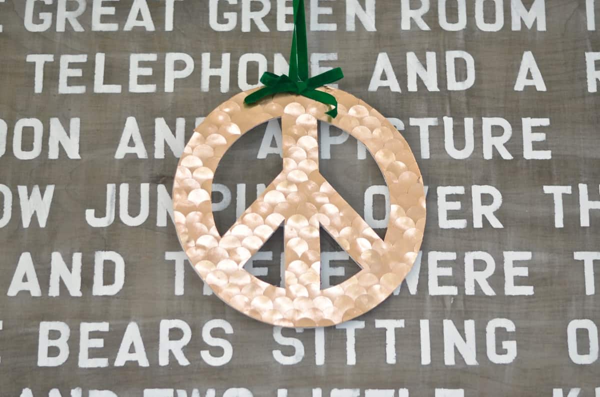 DIY bloggers transform basic craft store peace signs into Peace Love and DIY creativity.