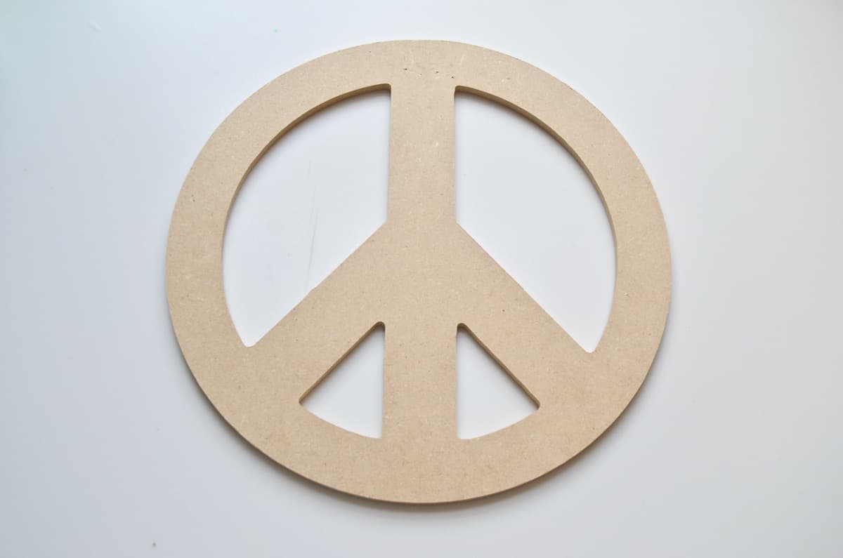 DIY bloggers transform basic craft store peace signs into Peace Love and DIY creativity.