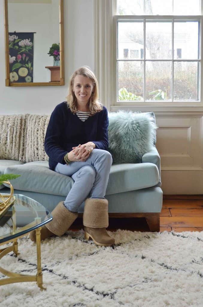 Spring house tour with flowers and decorative accents in blue and green.