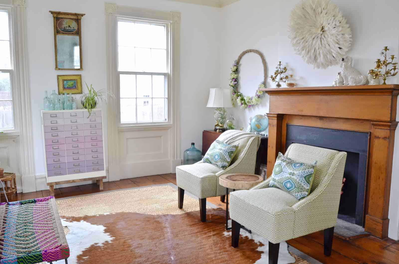 Spring house tour with flowers and decorative accents in blue and green.