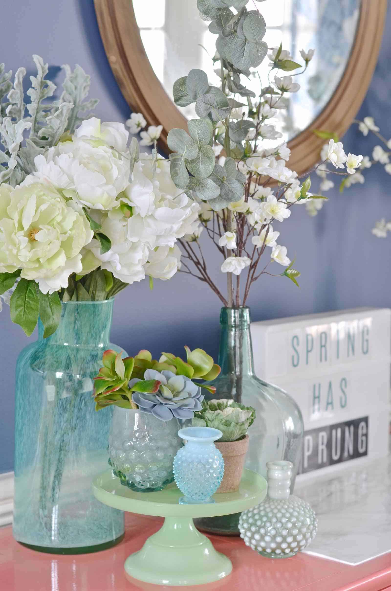 Spring house tour with flowers and decorative accents in blue and green.