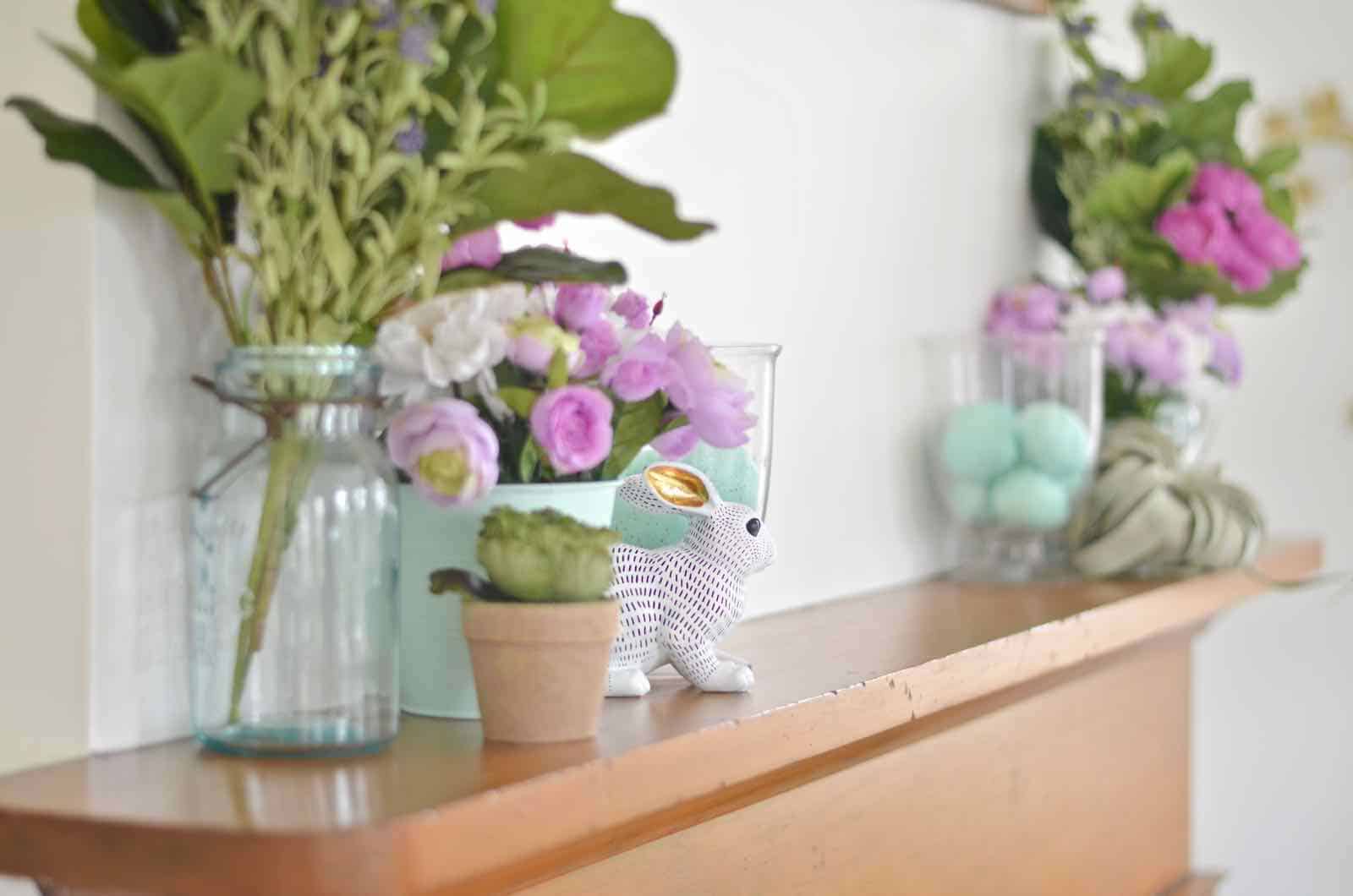 Spring house tour with flowers and decorative accents in blue and green.