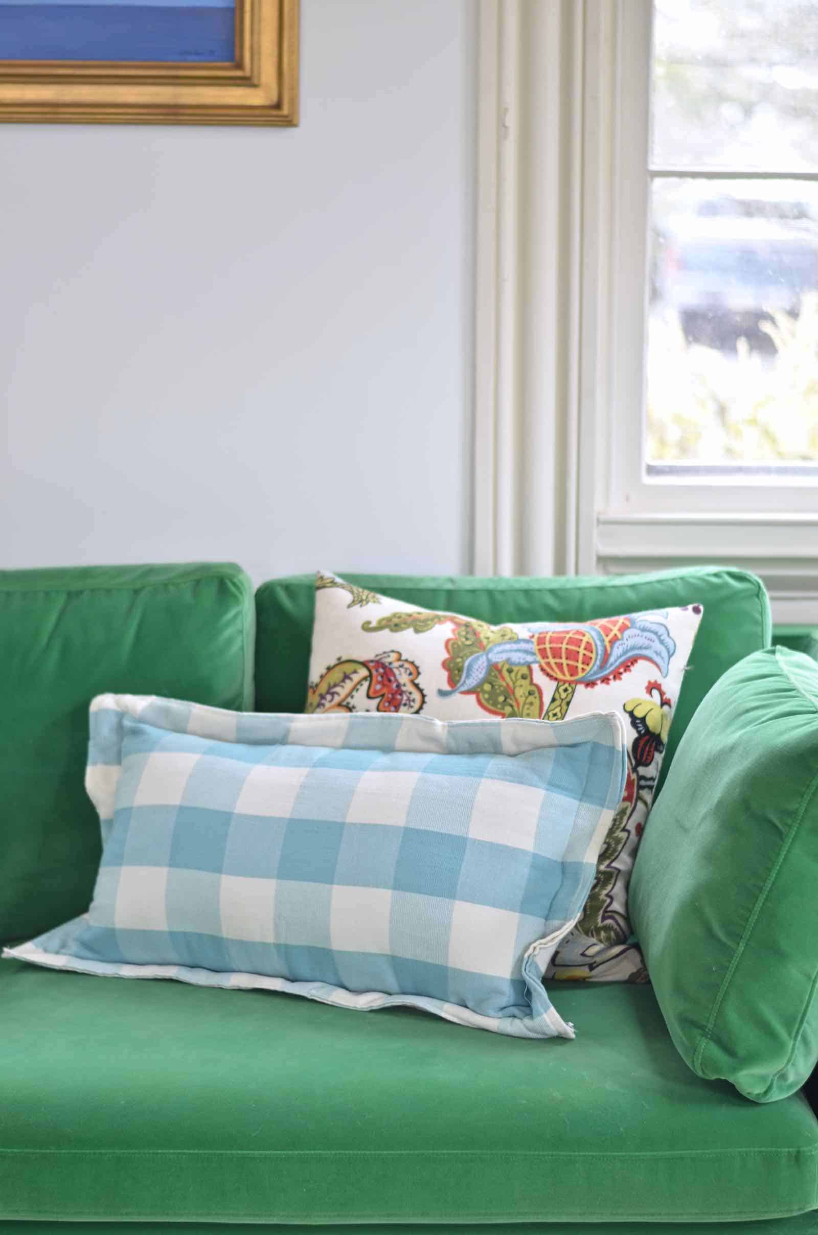 Spring house tour with flowers and decorative accents in blue and green.