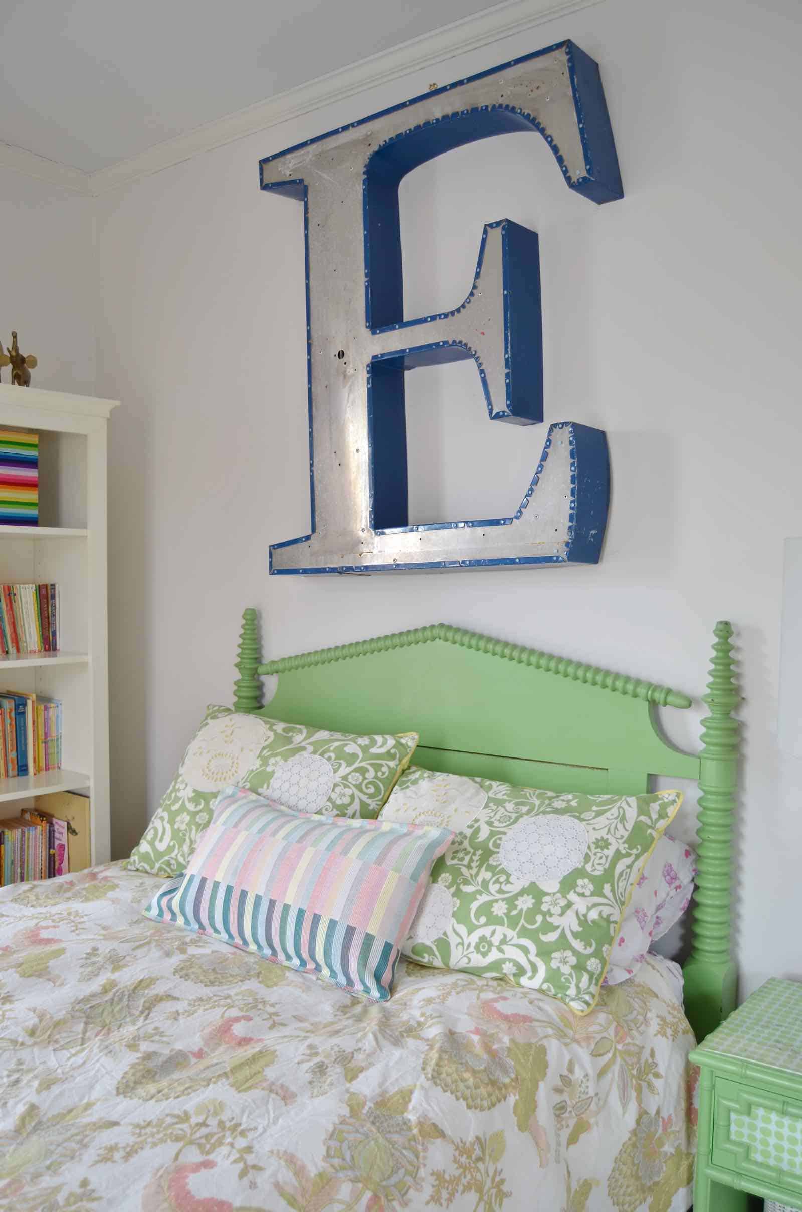 Spring house tour with flowers and decorative accents in blue and green.