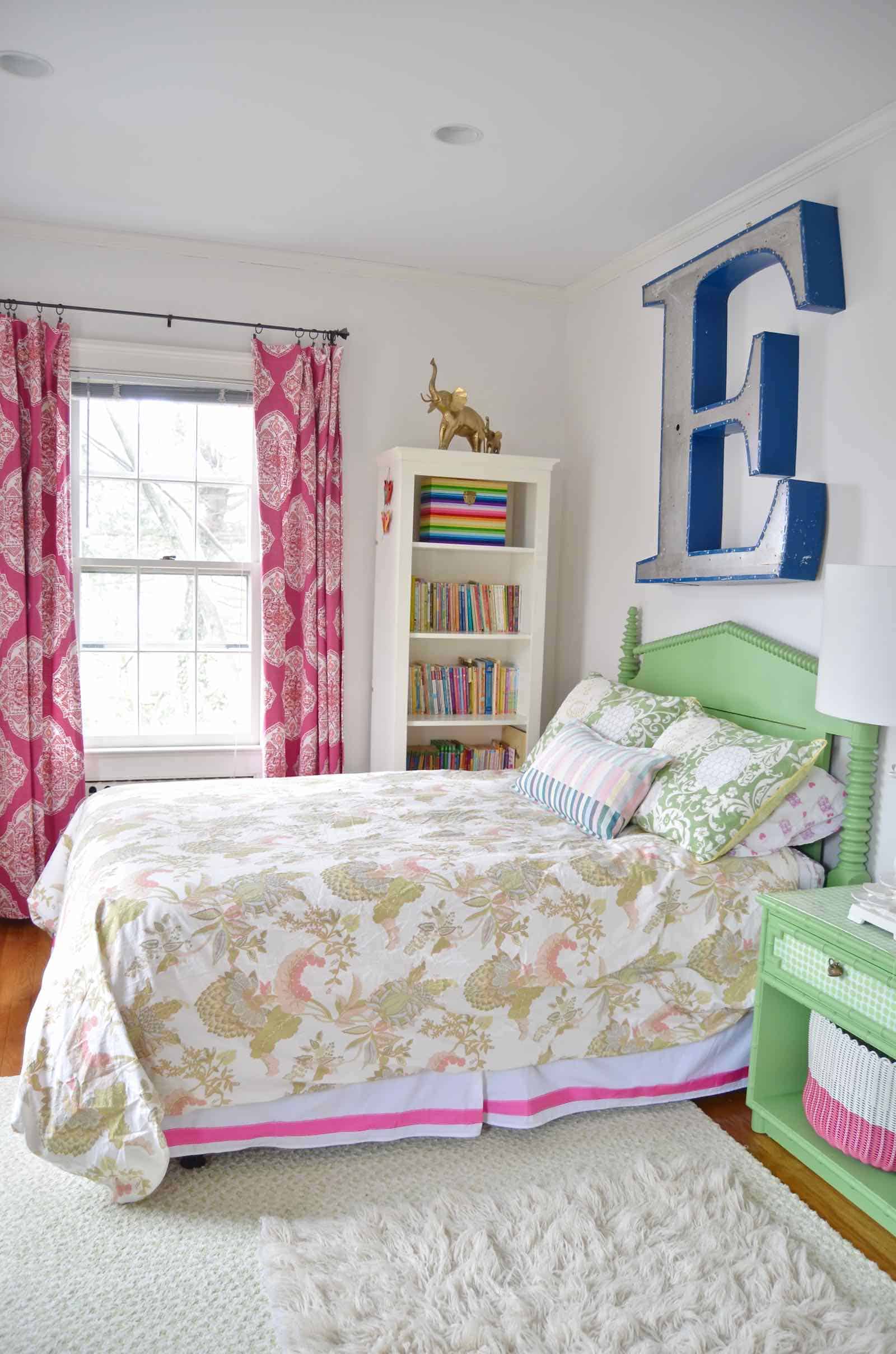 Spring house tour with flowers and decorative accents in blue and green.