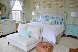Spring house tour with flowers and decorative accents in blue and green.