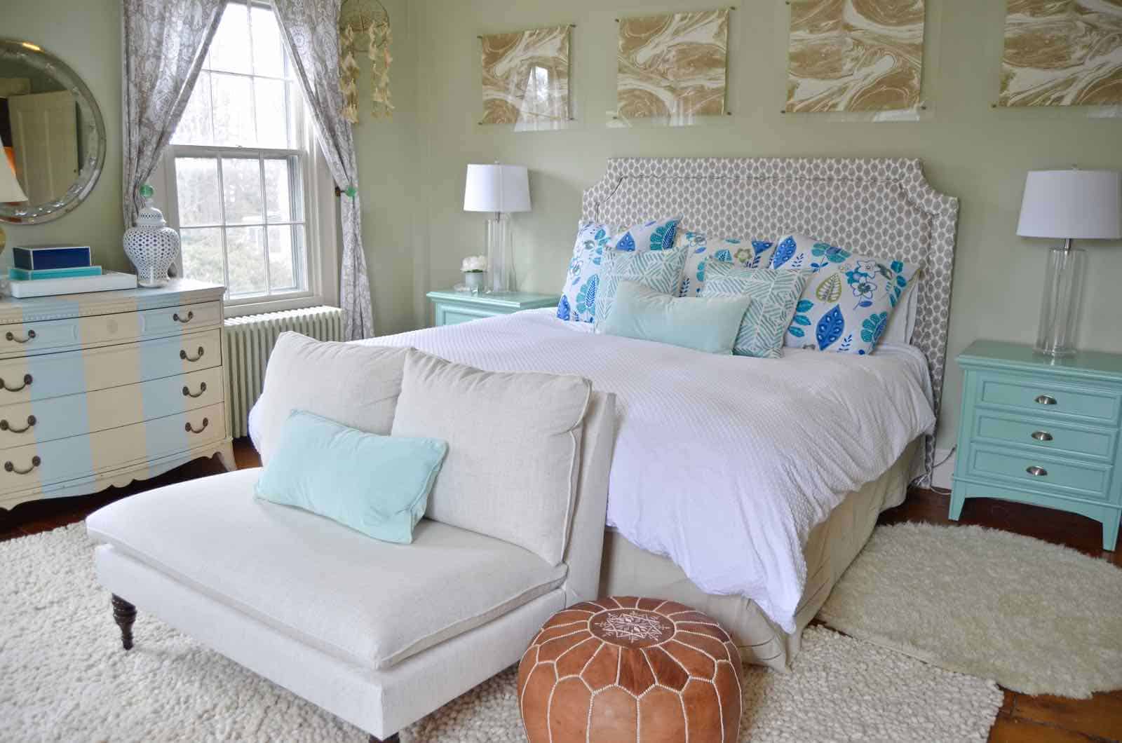 Spring house tour with flowers and decorative accents in blue and green.