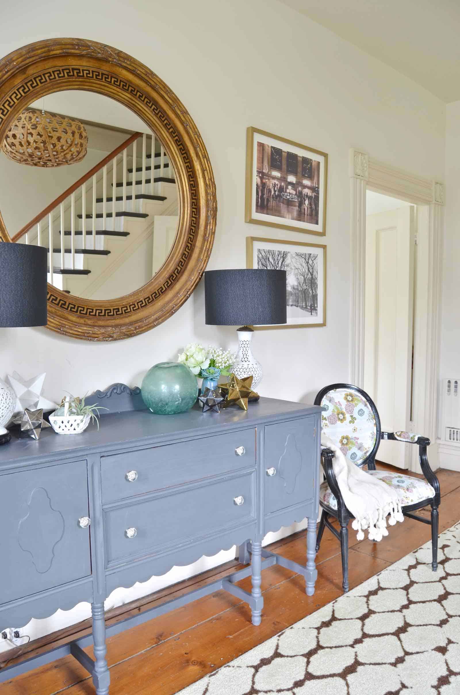 Spring house tour with flowers and decorative accents in blue and green.