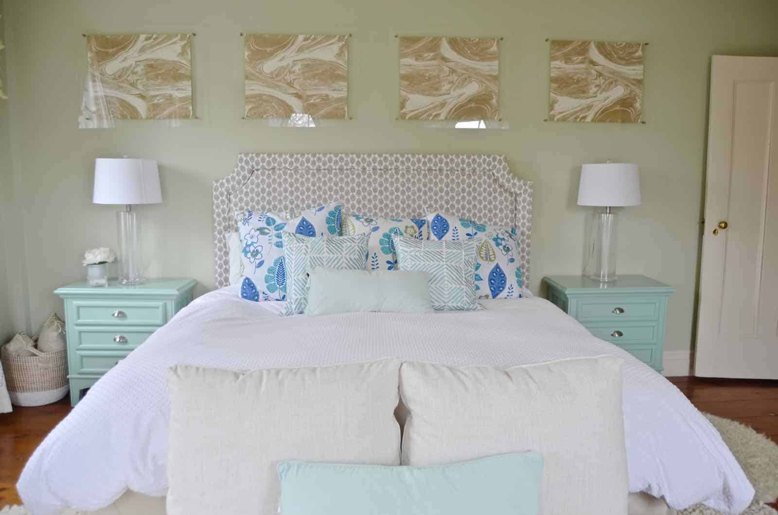 Spring house tour with flowers and decorative accents in blue and green.