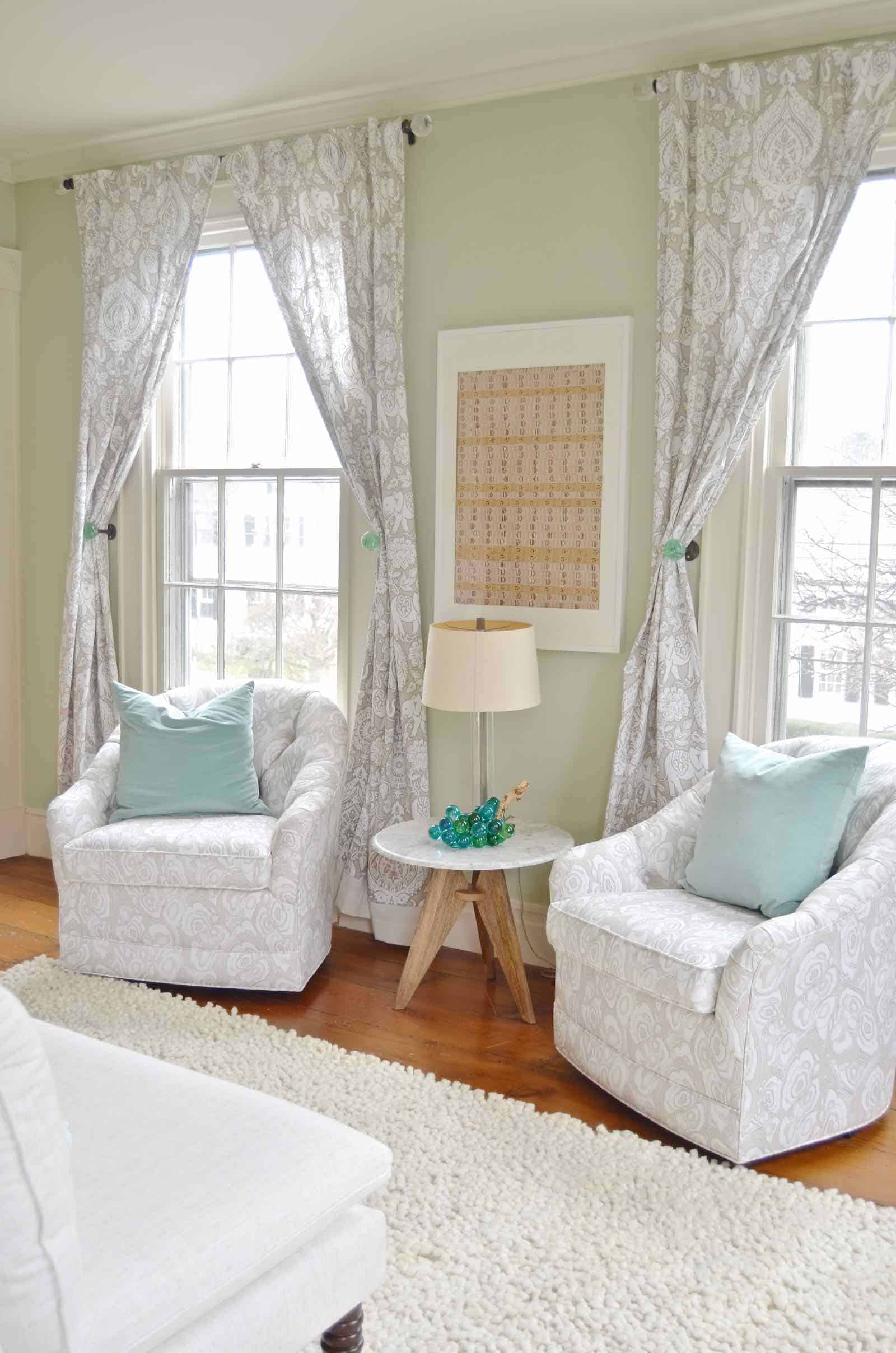 Spring house tour with flowers and decorative accents in blue and green.