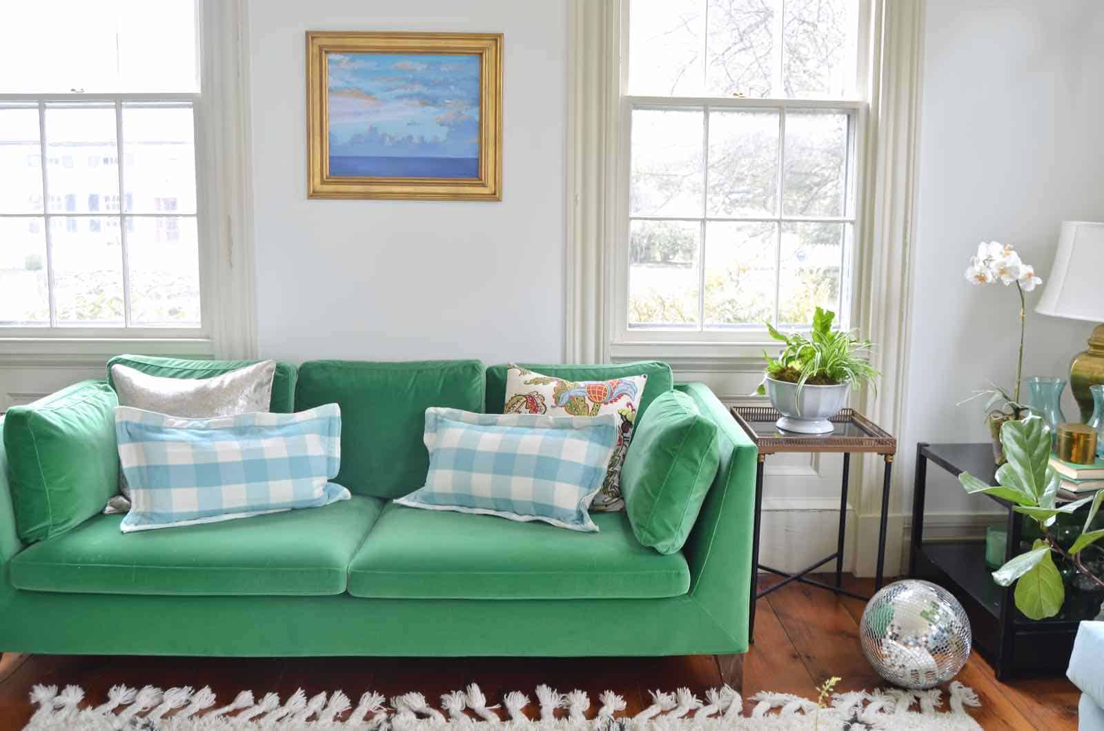 Spring house tour with flowers and decorative accents in blue and green.