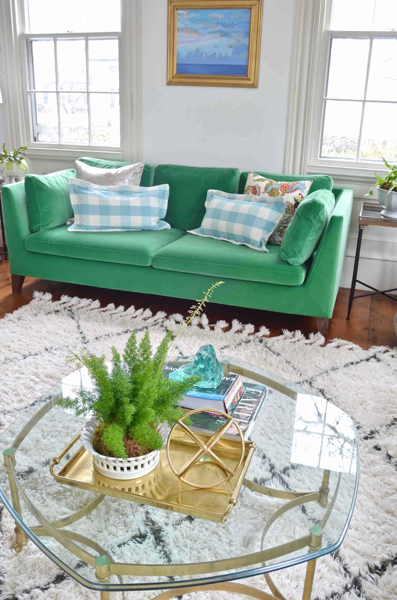 Spring house tour with flowers and decorative accents in blue and green.