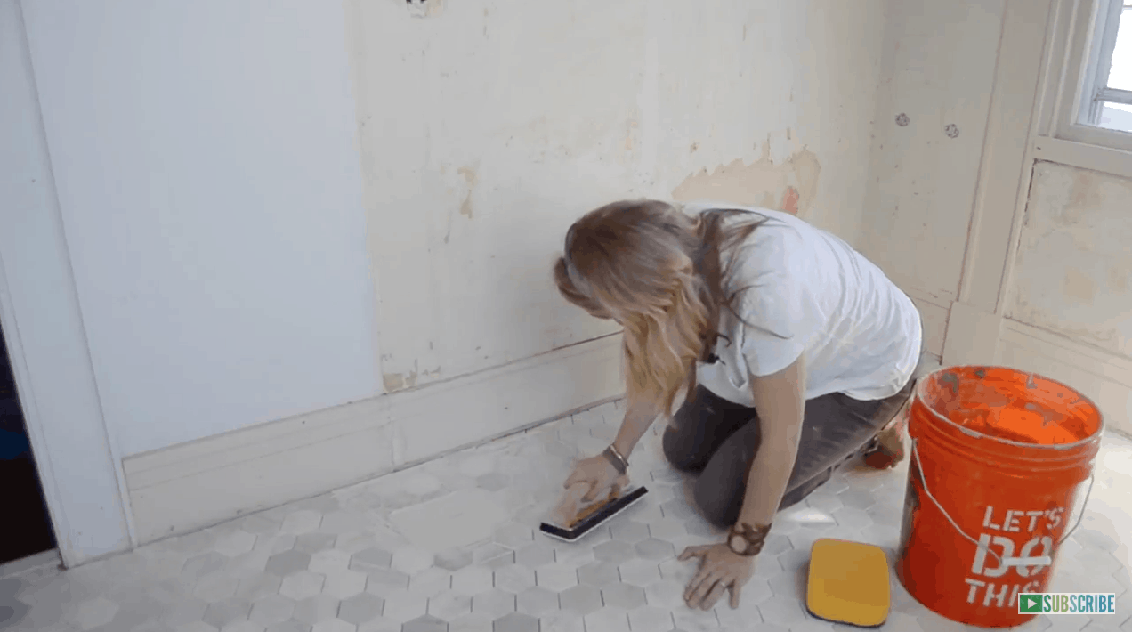 How to tile a bathroom floor... step by step guide!