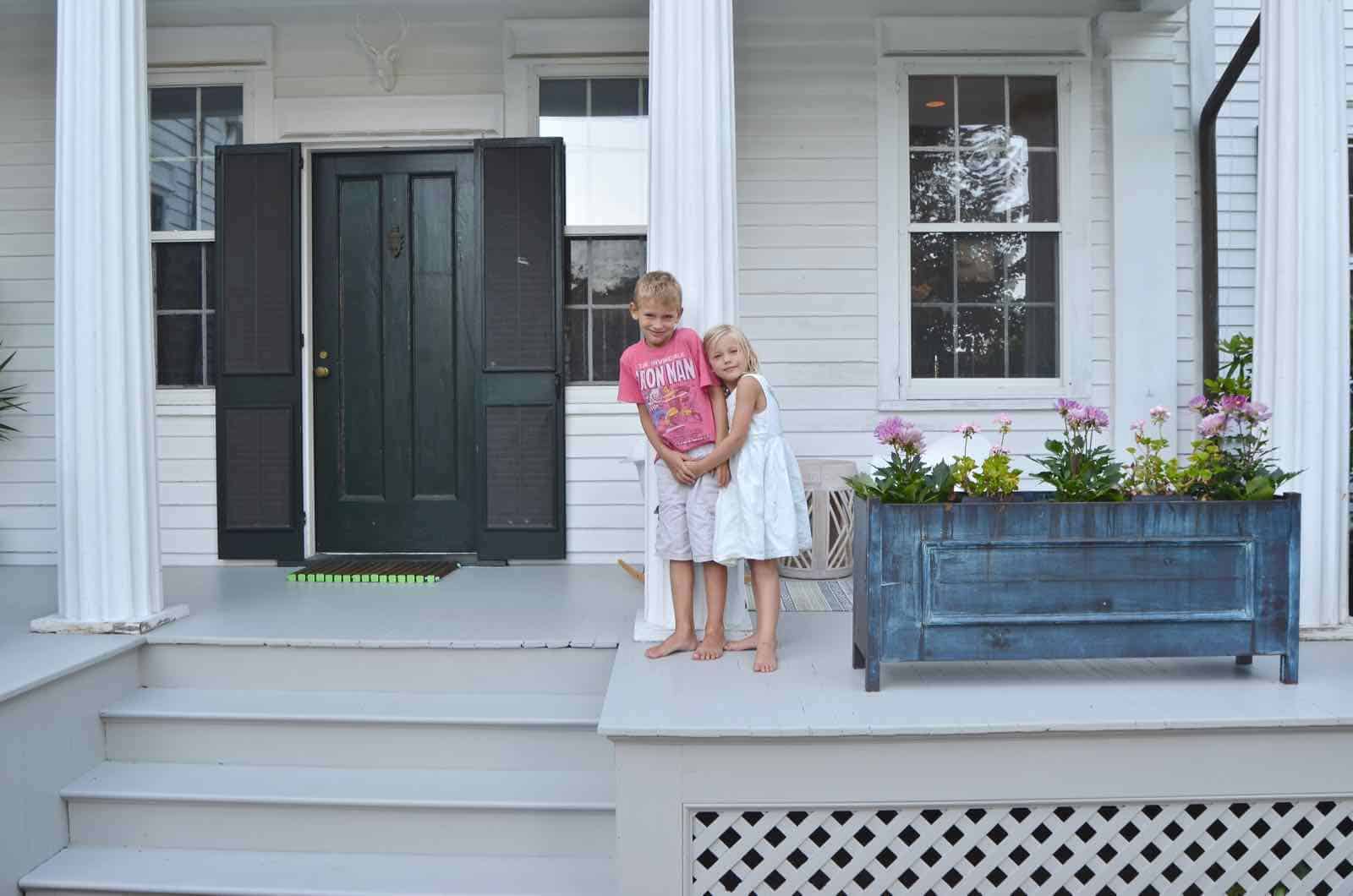 kids on front porch