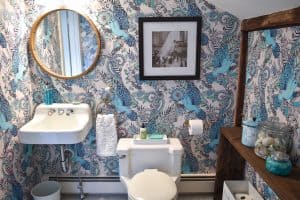 Colorful Makeover for a Dull Bathroom