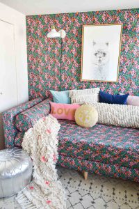 adding throw pillows onto daybed