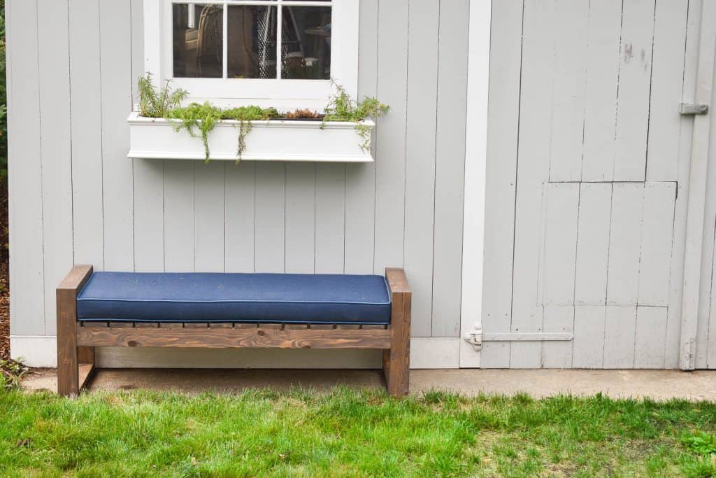 How to Make a Modern Backyard Bench - At Charlotte's House