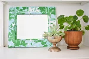 how to use paint pouring to update an old mirror