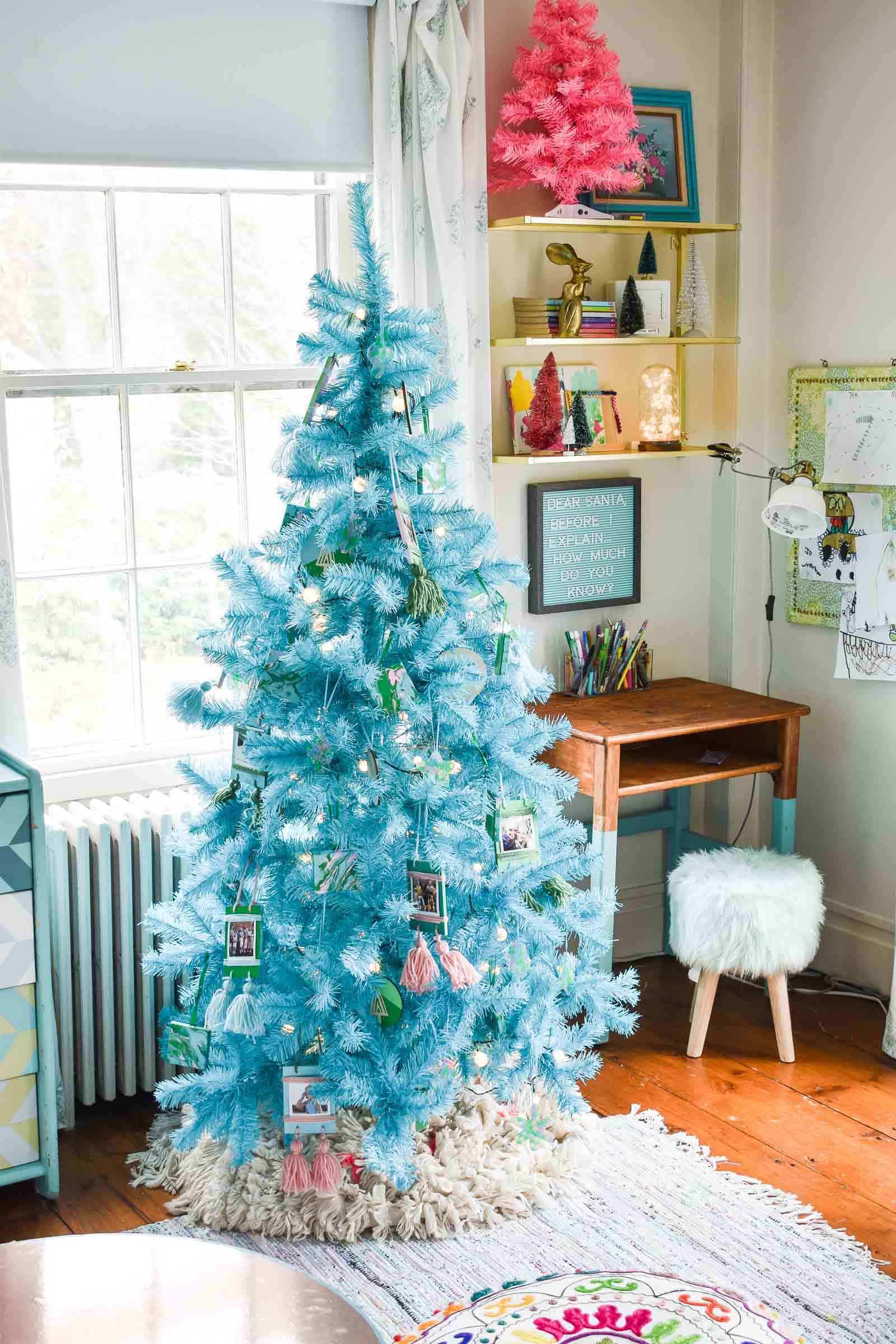 Blue decorated tree with feathers.