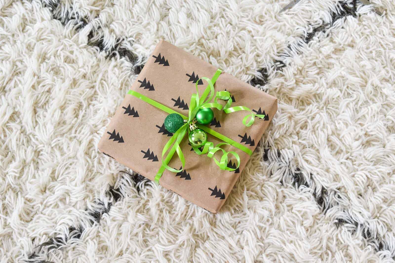 8 Last Minute Gift Wrapping Ideas Using Household Items - Sow ʼn Sow