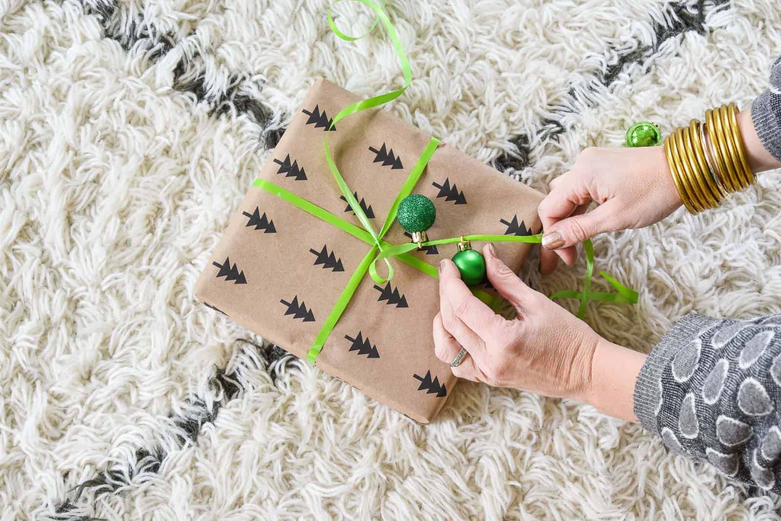 8 Last Minute Gift Wrapping Ideas Using Household Items - Sow ʼn Sow