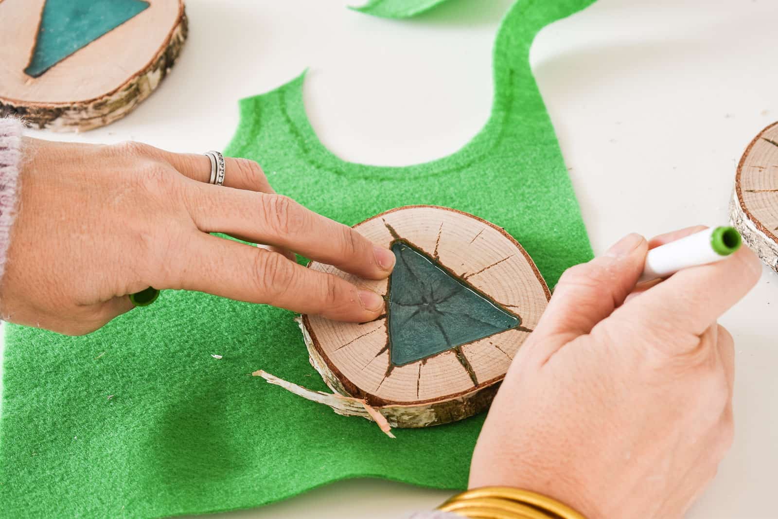 trace felt around wood slices