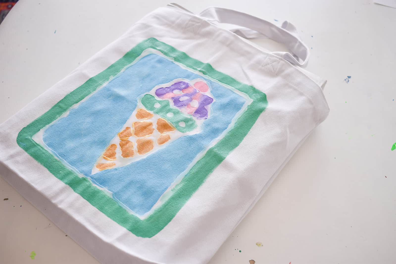 Painting the tote bag 