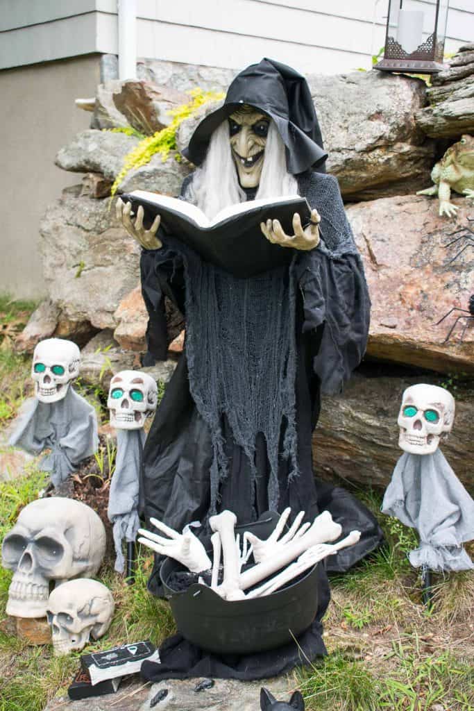 Spooky Outdoor Halloween Decorations - At Charlotte's House