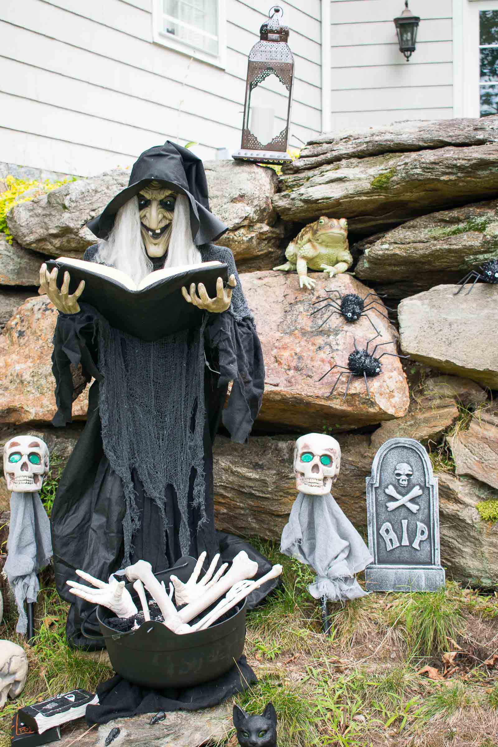 Spooky Outdoor Halloween Decorations - At Charlotte's House